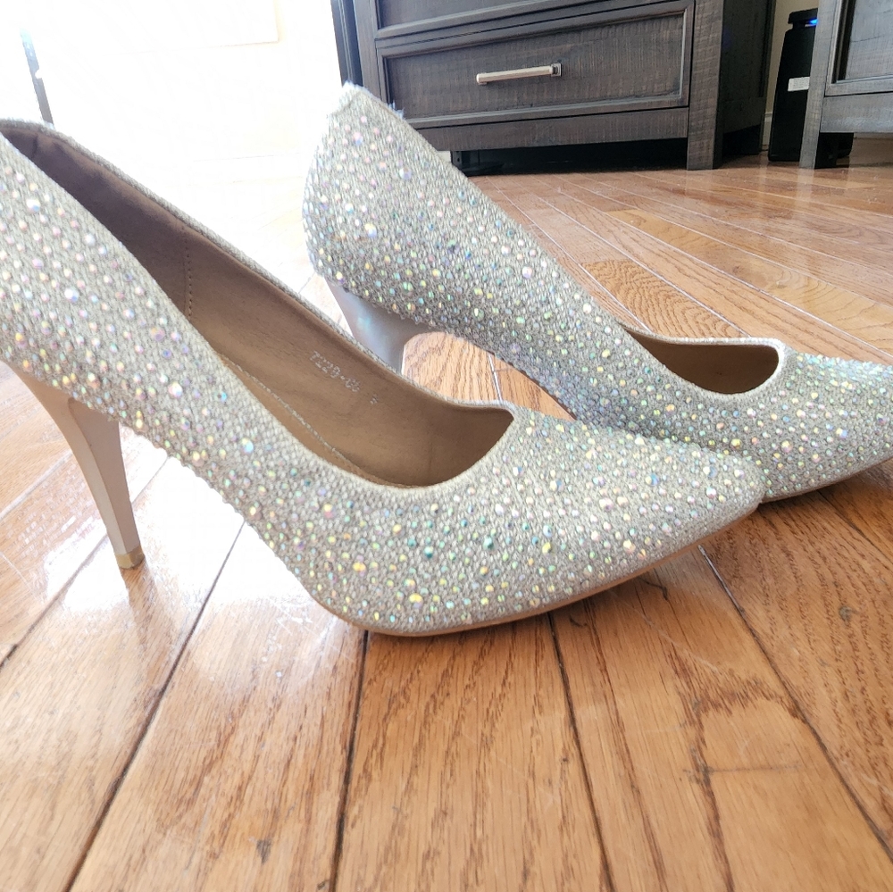⚪️👠 Glamorous Pointed Toe Pumps with Rhinestones 👠⚪️ - Picture 8 of 9